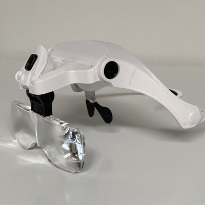 Forstørrelsesbriller med justerbar styrke og LED-lys